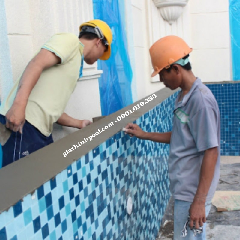 thi công ốp lát gạch mosaic cho hồ bơi