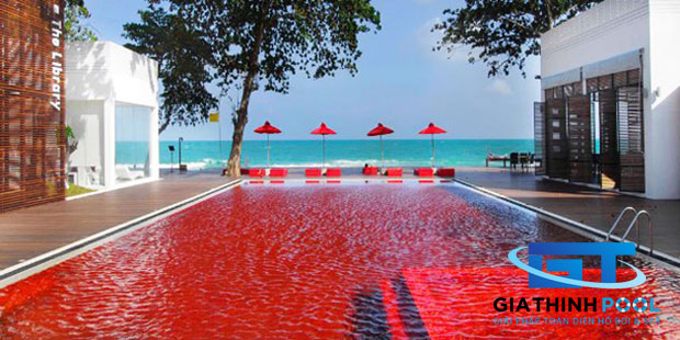 Hồ bơi có màu đỏ như máu ở Thái Lan