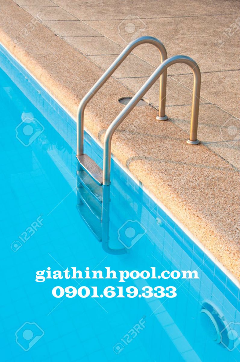 cầu thang hồ bơi công cộng