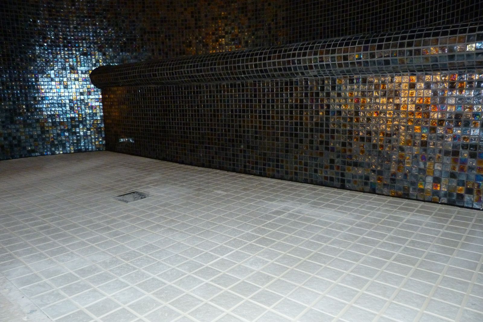 gạch mosaic ốp lát phòng xông hơi