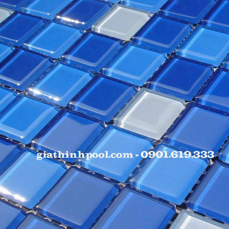 gạch mosaic thủy tinh với gam màu xanh đậm